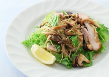 チキンときのこの秋サラダの画像