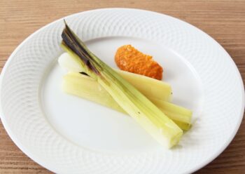 長ねぎの丸焼き パプリカソース添えの画像