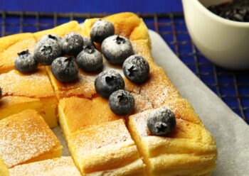 スフレチーズケーキ～ブルーベリーソース添え～の画像