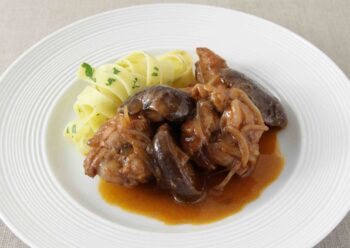 鶏手羽と干ししいたけの赤ワイン煮の画像