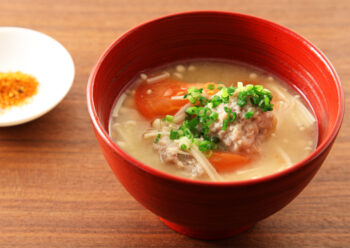 いわし団子とトマトの味噌汁の画像